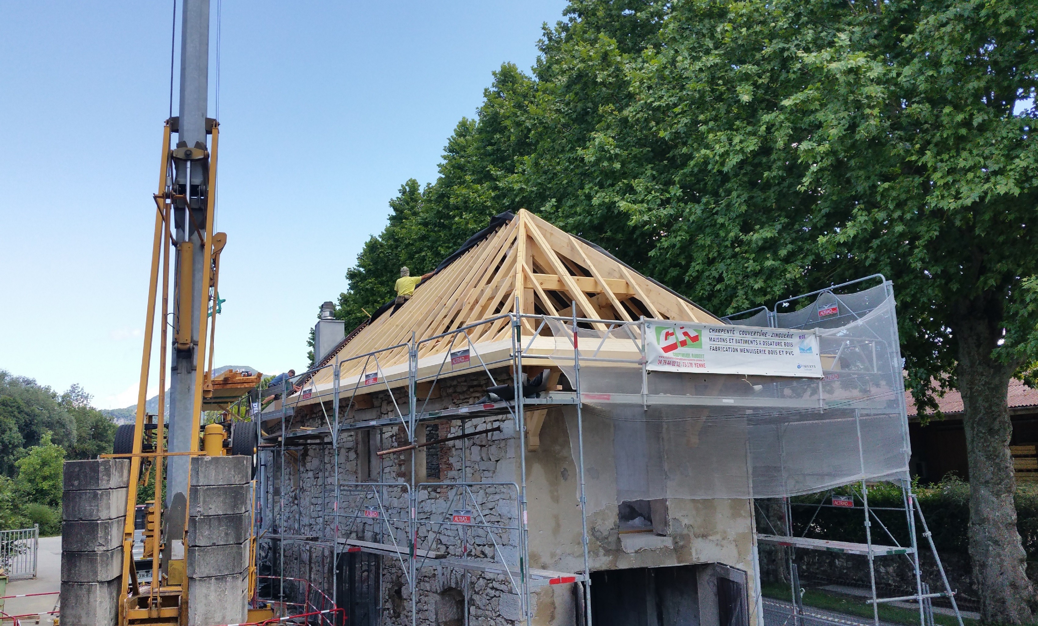 Charpente traditionnelle et couverture, Ville de Yenne (73 )